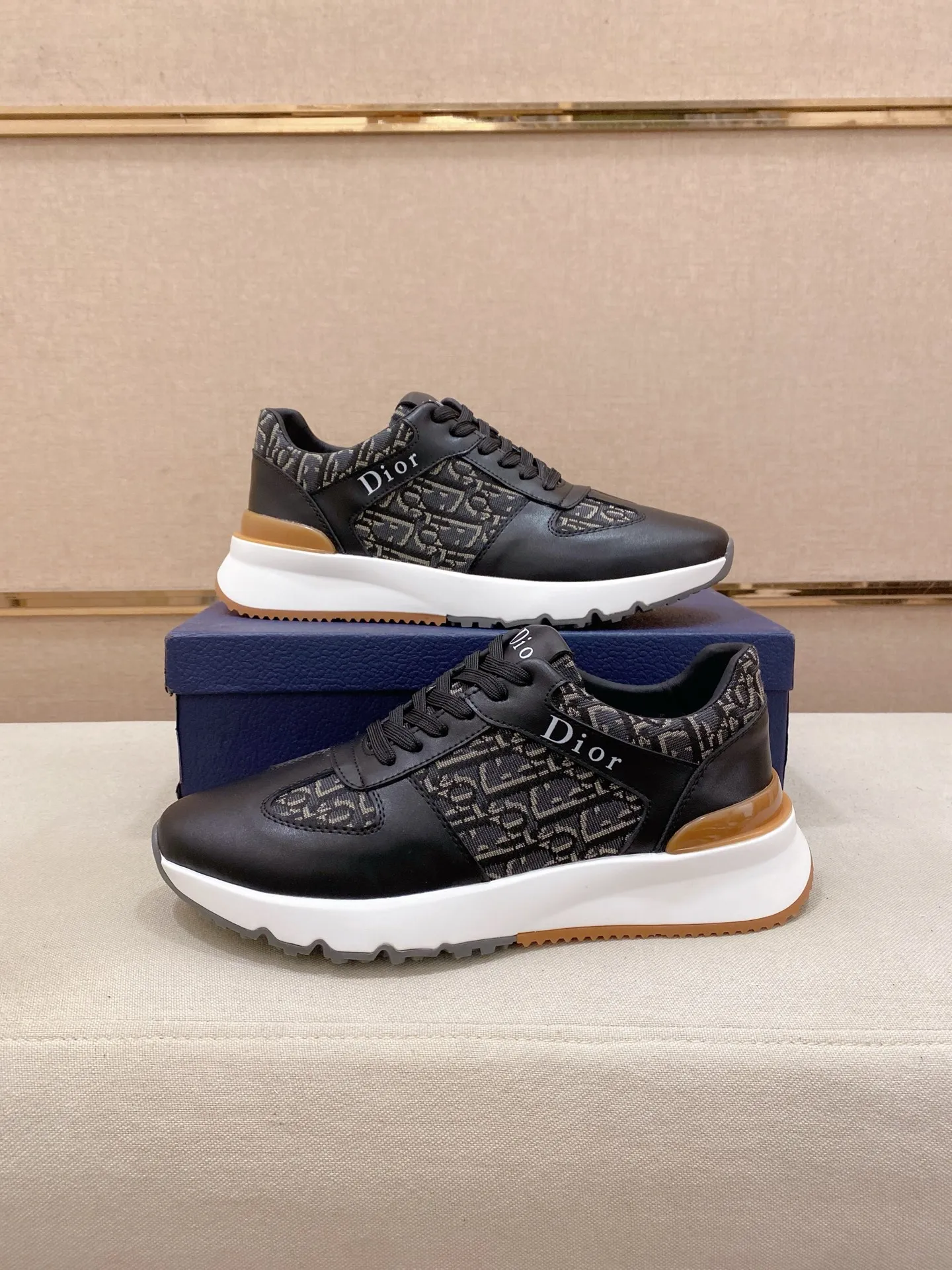 Factory price: 440💰[Dior·Dior] New casual sports style men's shoes, new spring and summer design, perfect workmanship, lace-up lazy style to create wardrobe quality, upper: imported first-layer cowhide, sheepskin lining is soft and comfortable, ultra-light TPU wear-resistant outsole, simple, versatile fashion men's shoes, excellent color code number 38--44. (Can be customized for 45 non-refundable)